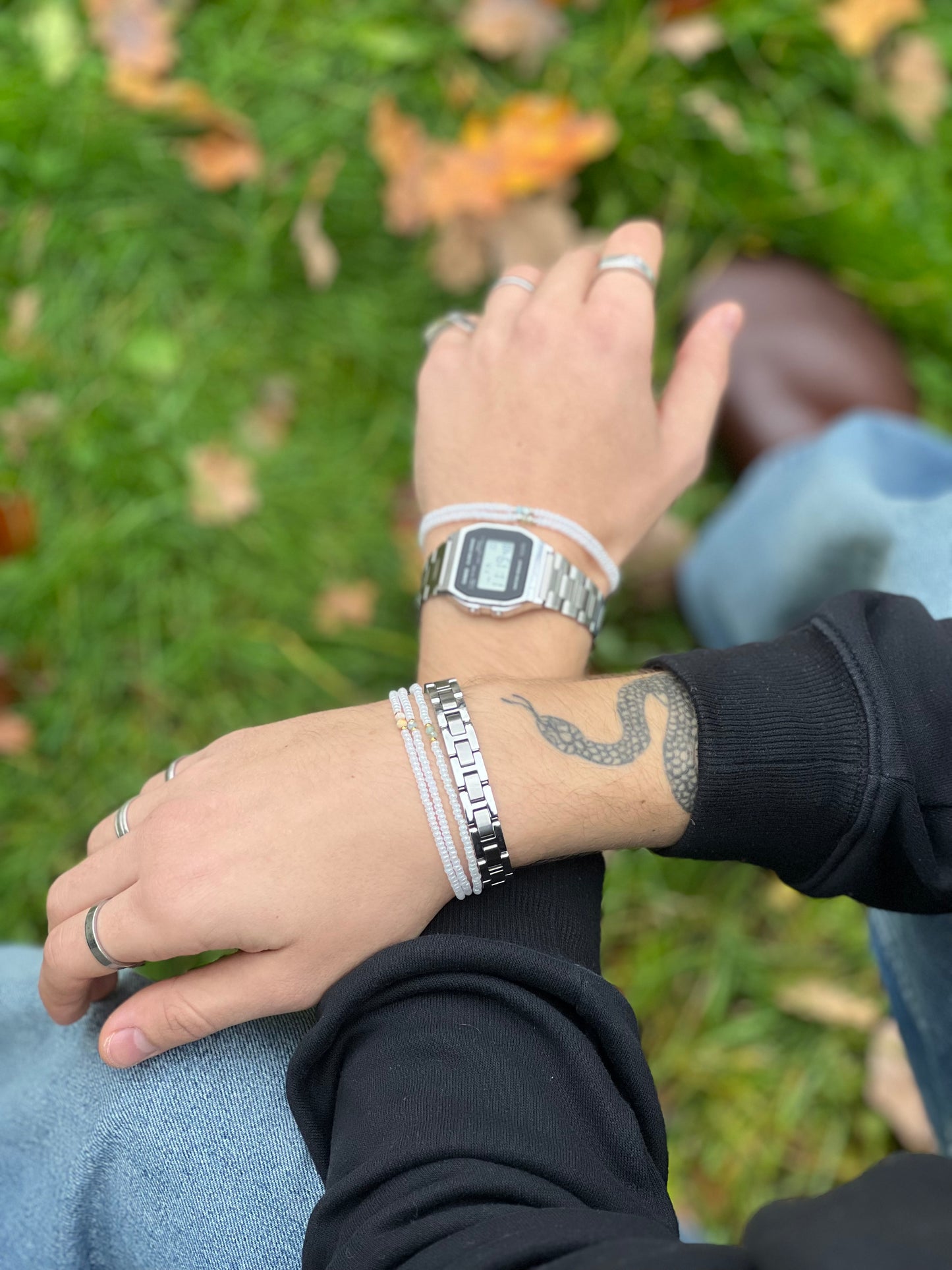 Armbåndsett for Gutter - Hvit med Lyseblå Perler