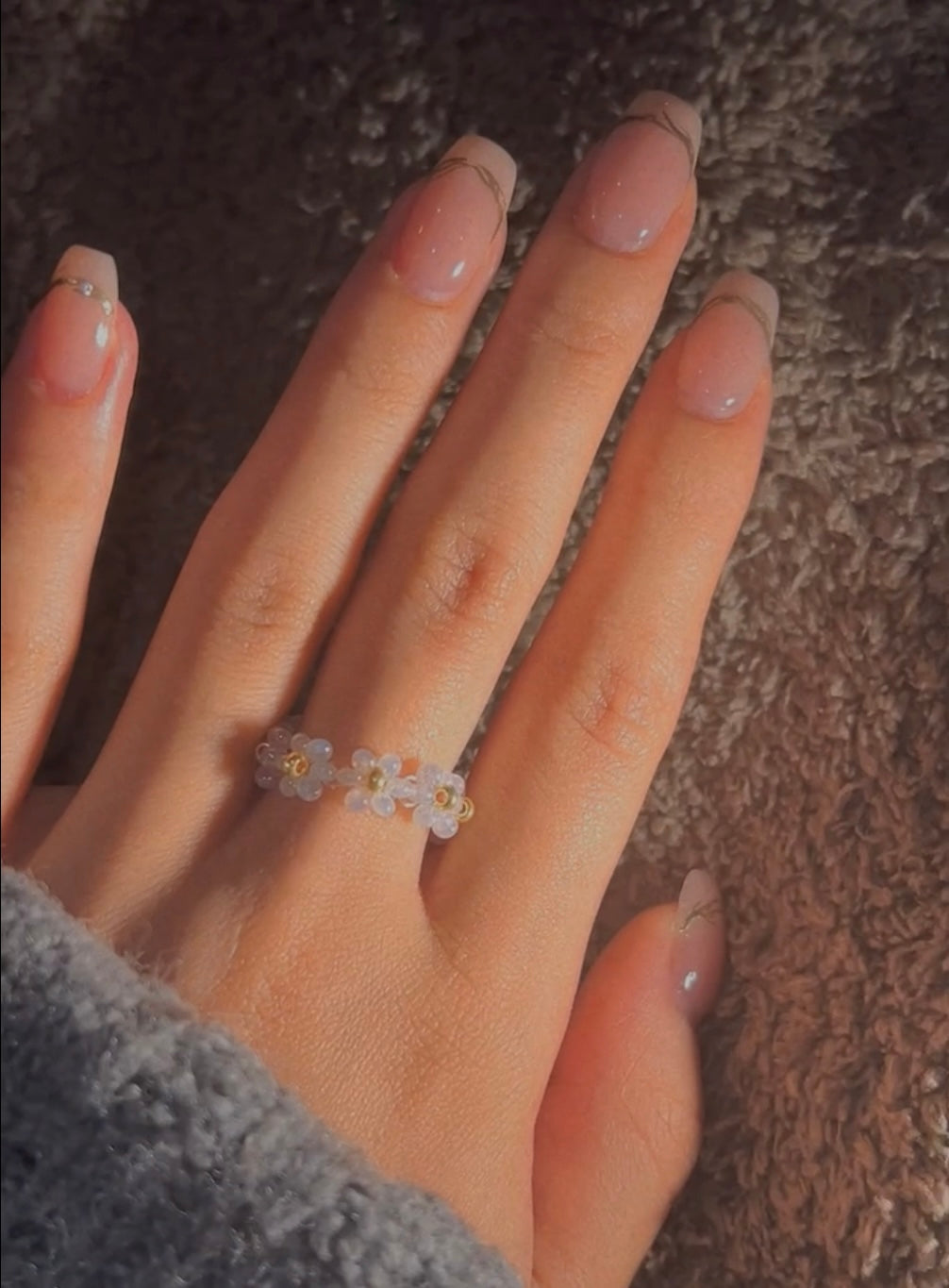 Hvitt Blomstersmykkesett - Ring og Armbånd med Gulldetaljer