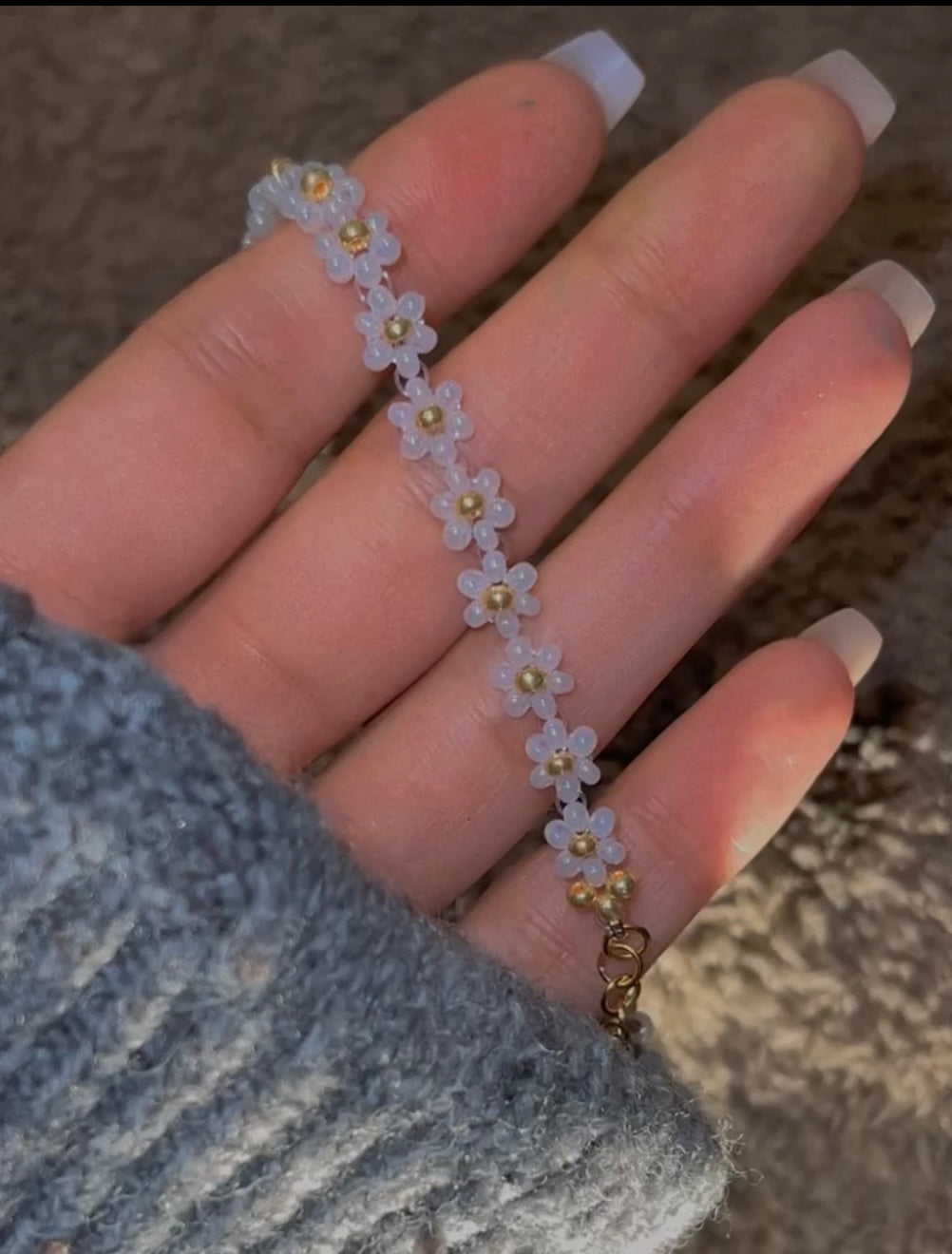 Hvitt Blomstersmykkesett - Ring og Armbånd med Gulldetaljer