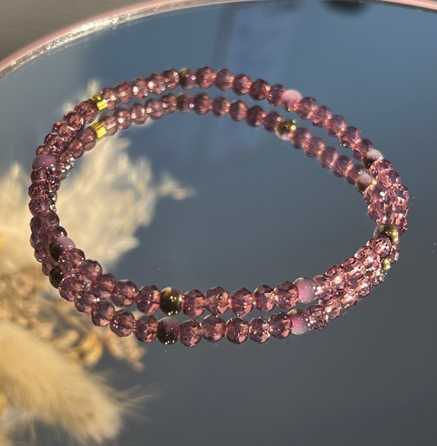 Elegant Lilla Krystall Armbånd - Håndlaget med Gulldetaljer