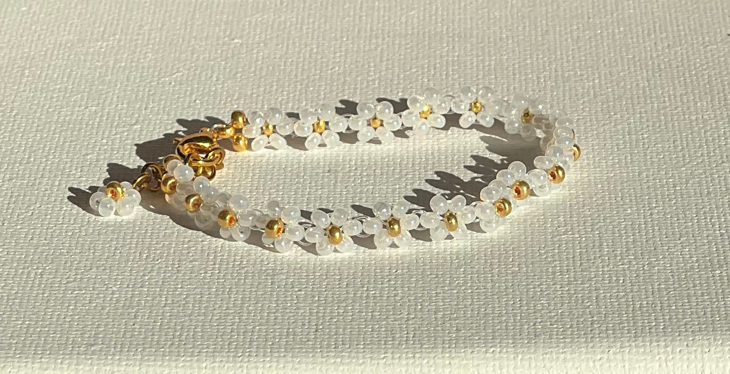 Hvitt Blomstersmykkesett - Ring og Armbånd med Gulldetaljer