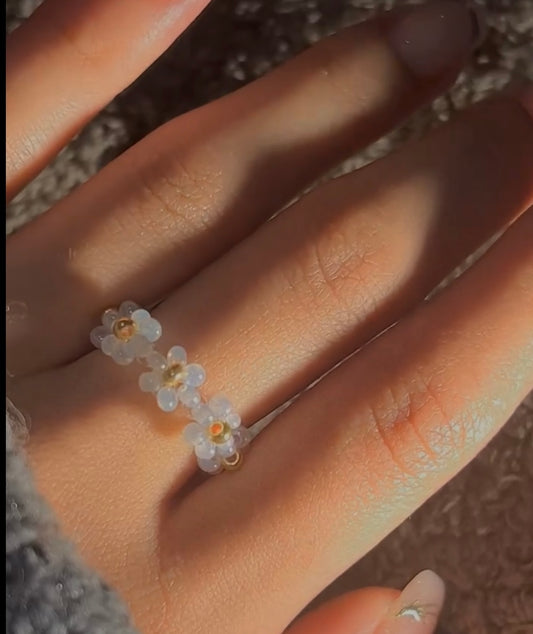 Hvitt Blomstersmykkesett - Ring og Armbånd med Gulldetaljer