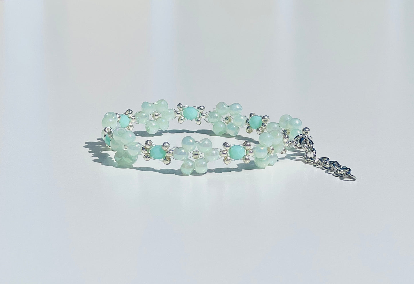 Pastellfarbenes Armband mit Blumenmuster