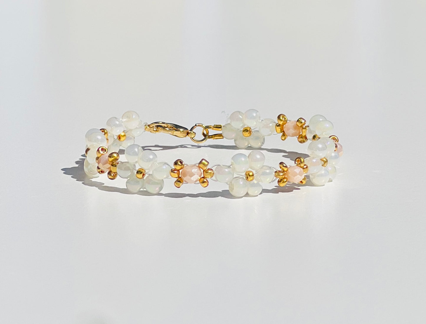 Pastellfarbenes Armband mit Blumenmuster