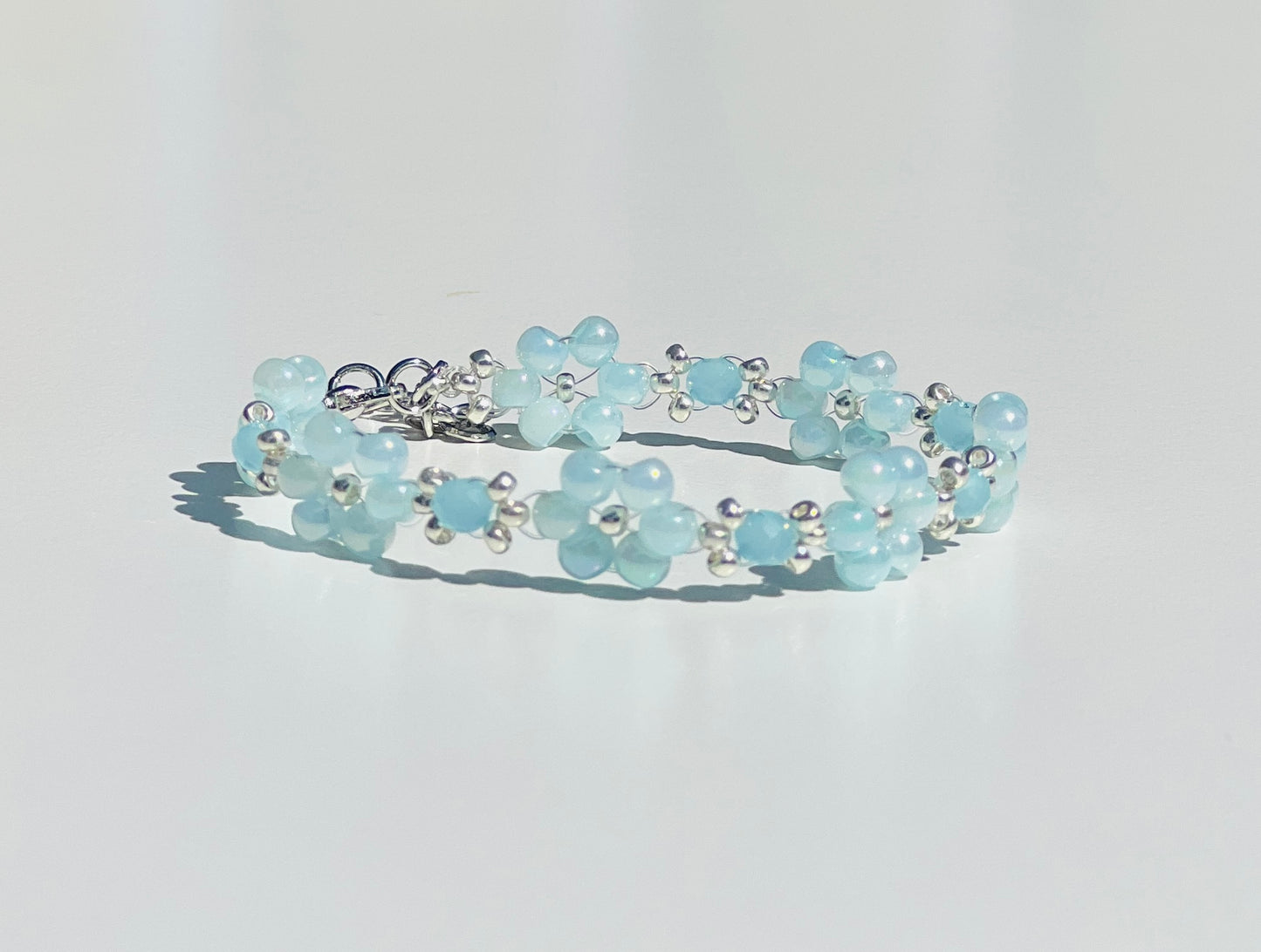 Pastellfarbenes Armband mit Blumenmuster