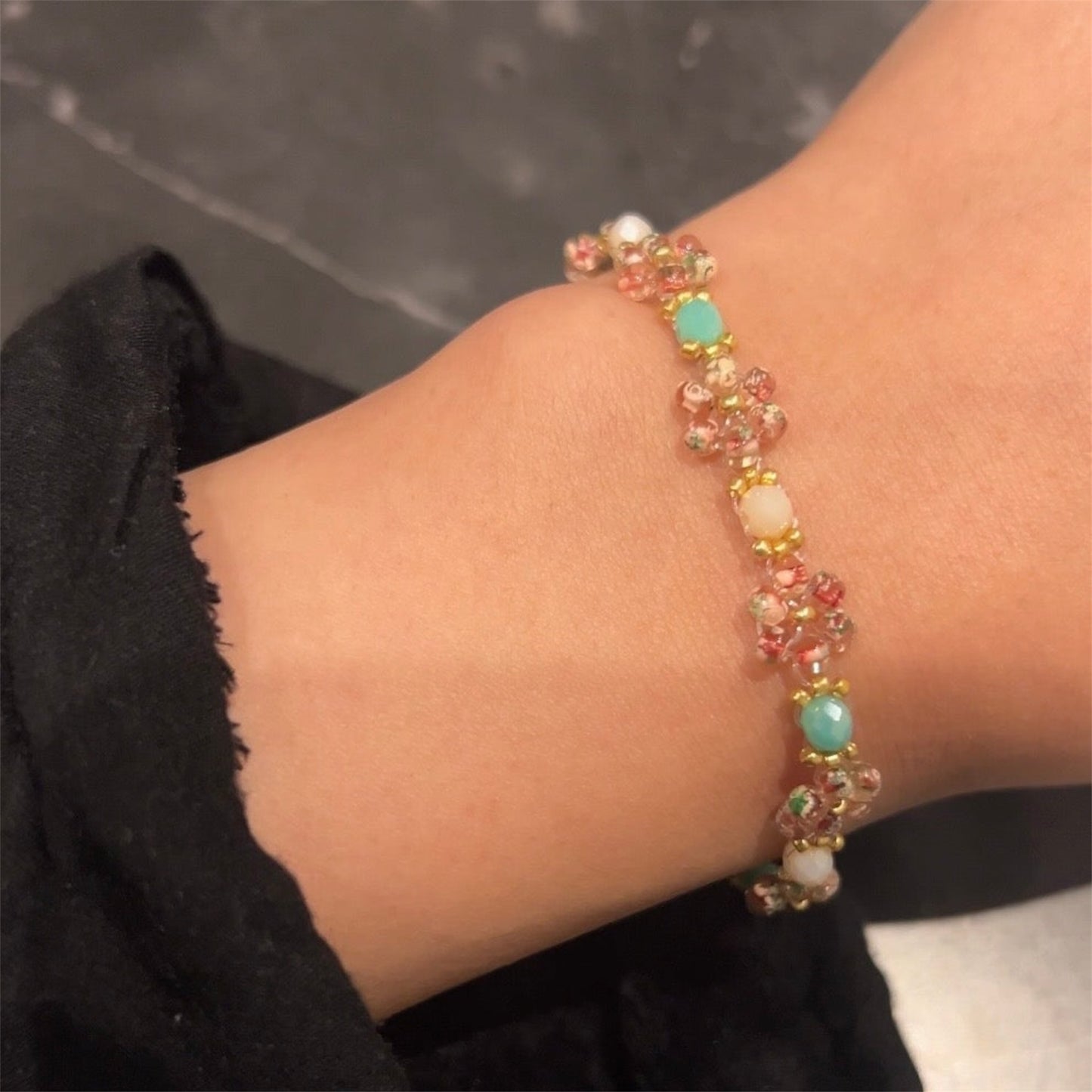 Fargerik Glasperle Armbånd