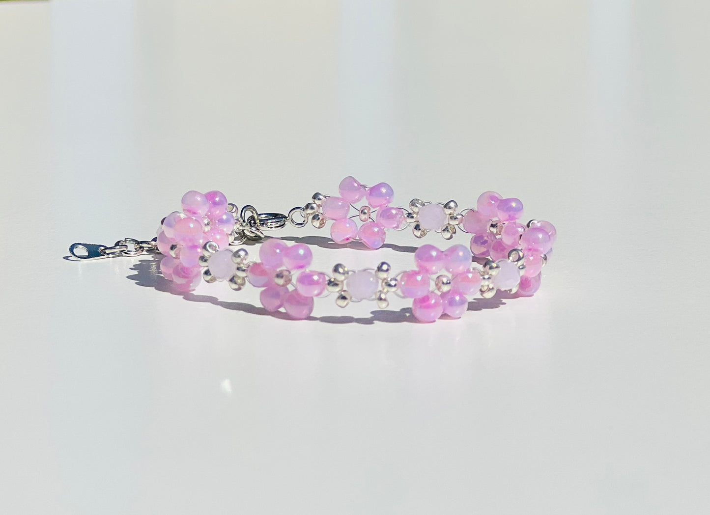 Pastellfarbenes Armband mit Blumenmuster