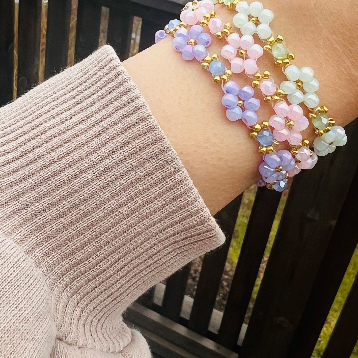 Pastellfarbenes Armband mit Blumenmuster