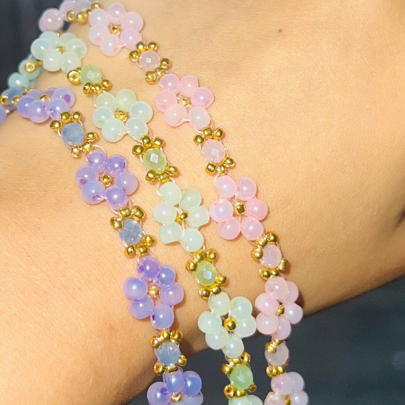 Pastellfarbenes Armband mit Blumenmuster