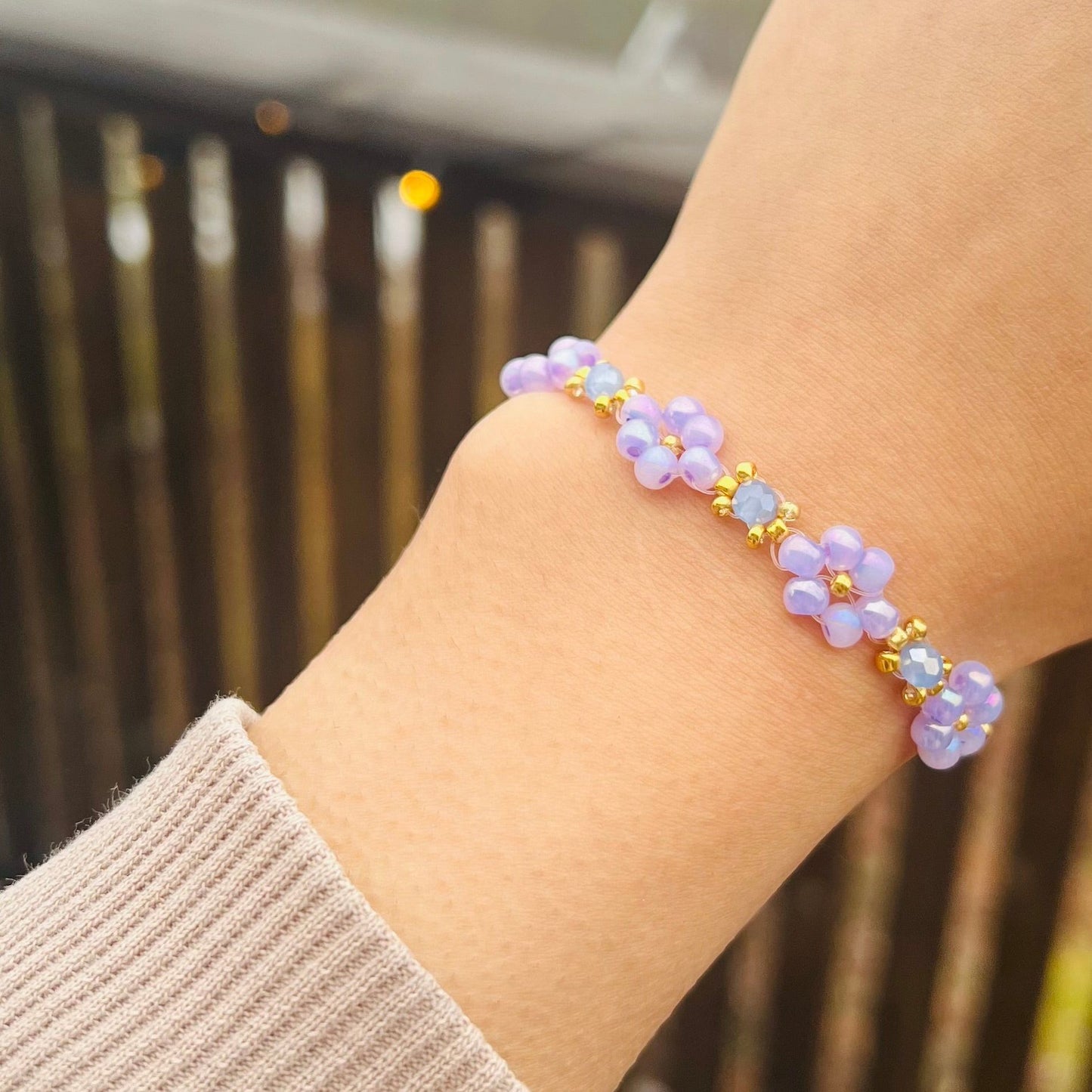 Pastellfarbenes Armband mit Blumenmuster