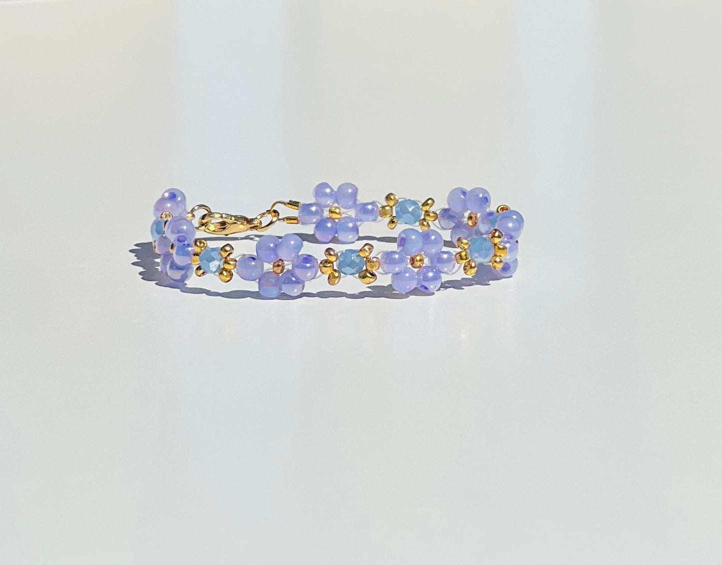Pastellfarbenes Armband mit Blumenmuster