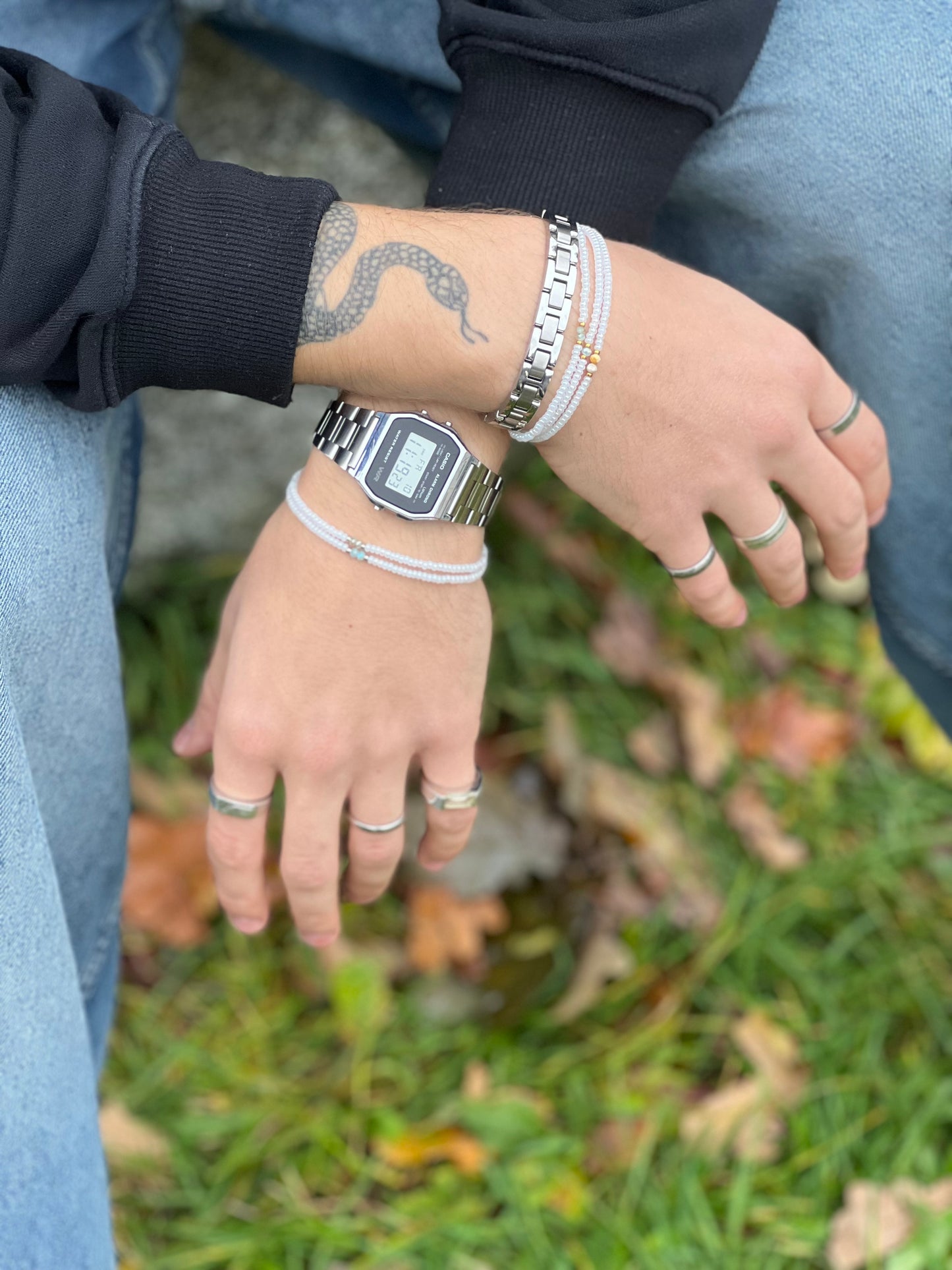 Armbåndsett for Gutter - Hvit med Lyseblå Perler