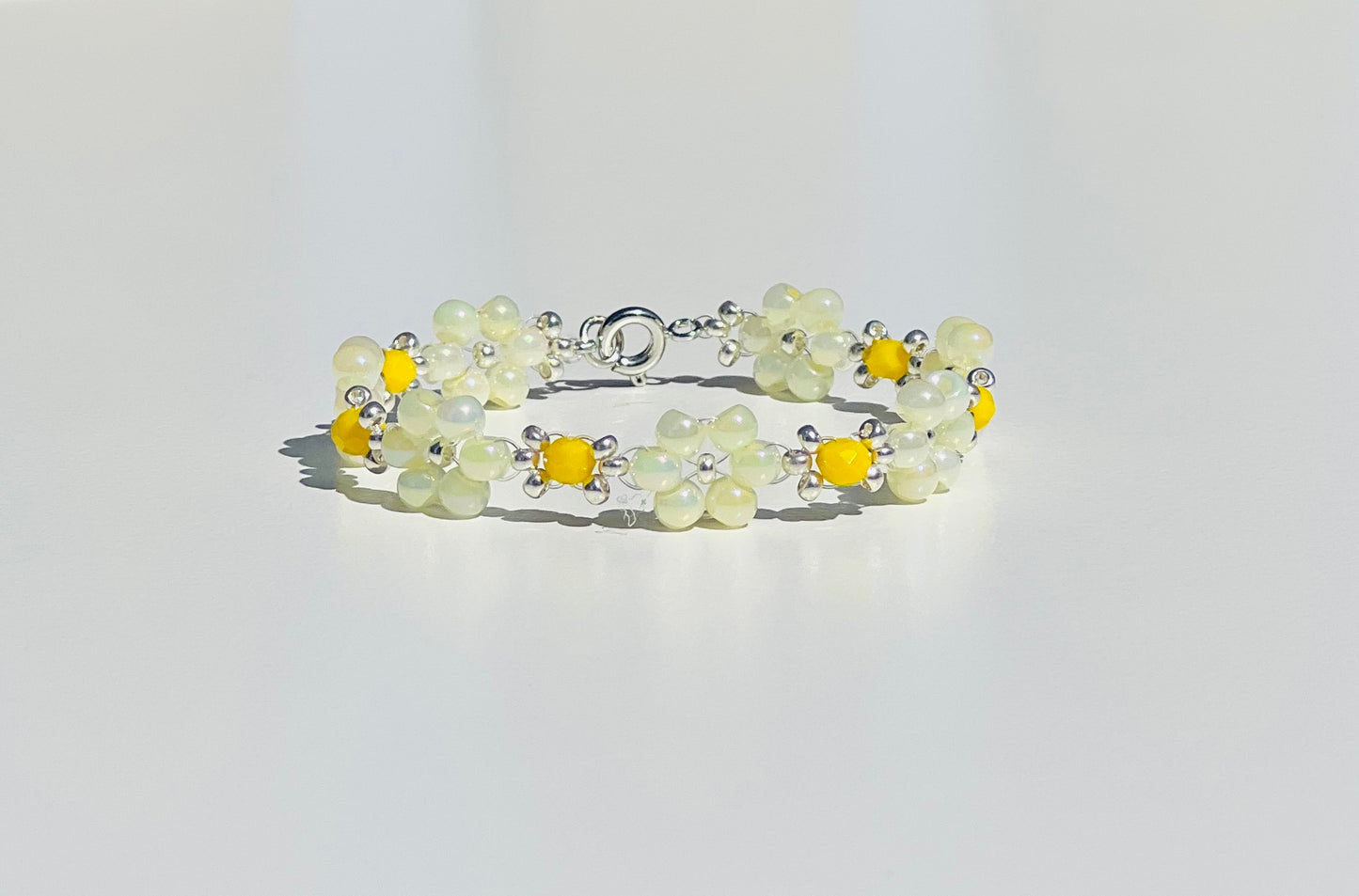 Pastellfarbenes Armband mit Blumenmuster