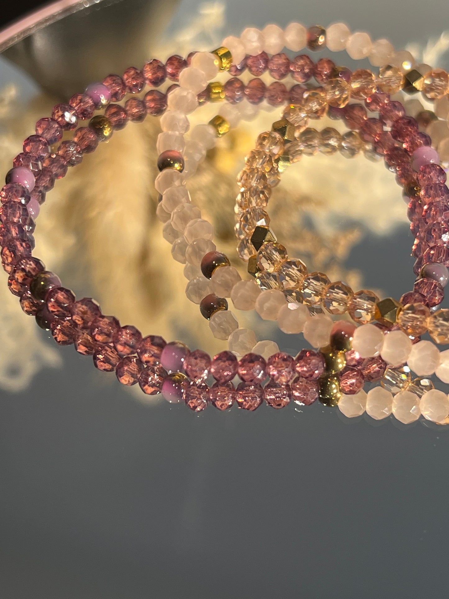 Elegant Lilla Krystall Armbånd - Håndlaget med Gulldetaljer