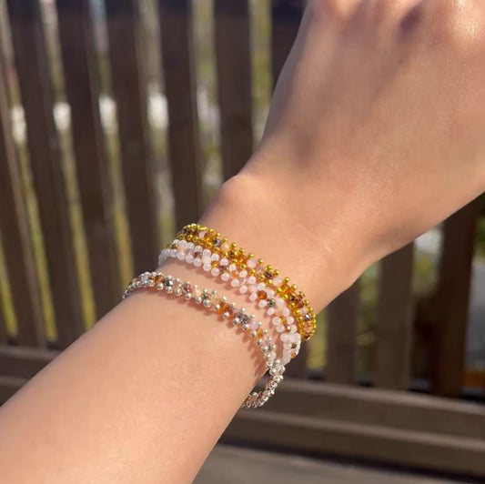 Elegantes doppelsträngiges Perlenarmband aus Weiß und Bernstein